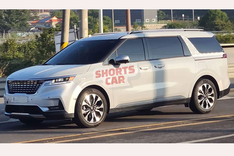 Phần hông của xe Carnival 2024 không có quá nhiều thay đổi, chỉ có mâm xe được làm mới. Phía đuôi xe nổi bật với đèn hậu nối liền được lấy cảm hứng từ Seltos mới. Trong khi đó, nội thất có thể không thay đổi quá nhiều so với phiên bản cũ.