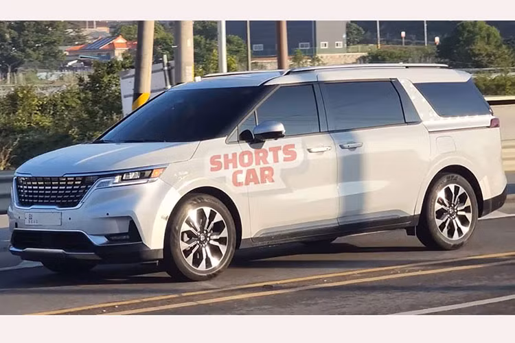 Phần hông của xe Carnival 2024 không có quá nhiều thay đổi, chỉ có mâm xe được làm mới. Phía đuôi xe nổi bật với đèn hậu nối liền được lấy cảm hứng từ Seltos mới. Trong khi đó, nội thất có thể không thay đổi quá nhiều so với phiên bản cũ.