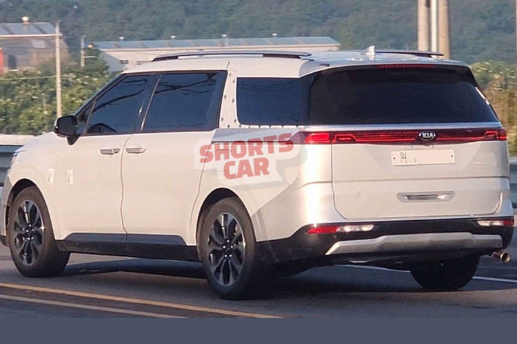 Theo như hãng xe Hàn Quốc tiết lộ, mẫu xe MPV Kia Carnival 2024 thế hệ mới này sẽ có những thay đổi đáng kể ở phần đầu và đuôi xe. Qua hình ảnh phác họa cho thấy, xe được trang bị cặp đèn pha LED đặt dọc kết hợp lưới tản nhiệt có họa tiết mới.
