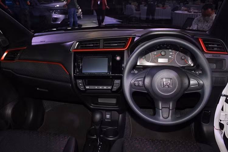 "Trái tim" của xe vẫn là động cơ xăng i-VTEC 4 xi-lanh, dung tích 1.2L, sản sinh công suất tối đa 90 mã lực. Động cơ kết hợp với hộp số sàn hoặc hộp số biến thiên vô cấp CVT. Tại thị trường Indonesia, giá xe Honda Brio RS Urbanite Edition 2022 được chia thành 2 bản trang bị tương ứng từ 225,9 triệu Rupiah (khoảng 359 triệu đồng) cho bản số sàn và 235,9 triệu Rupiah (375 triệu đồng) cho bản CVT.