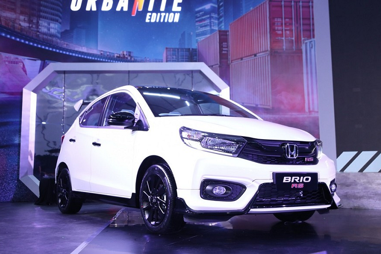 Tương tự Honda Brio RS tiêu chuẩn, Urbanite Edition cũng có cánh lướt gió trước, sau và bên sườn sơn màu đen bóng. Màu sơn này cũng được áp dụng cho bộ khuếch tán gió phía sau, ốp gương ngoại thất tích hợp đèn LED báo rẽ và tay nắm cửa. Đáng tiếc là nội thất và động cơ của Honda Brio RS Urbanite Edition 2022 không có gì thay đổi.