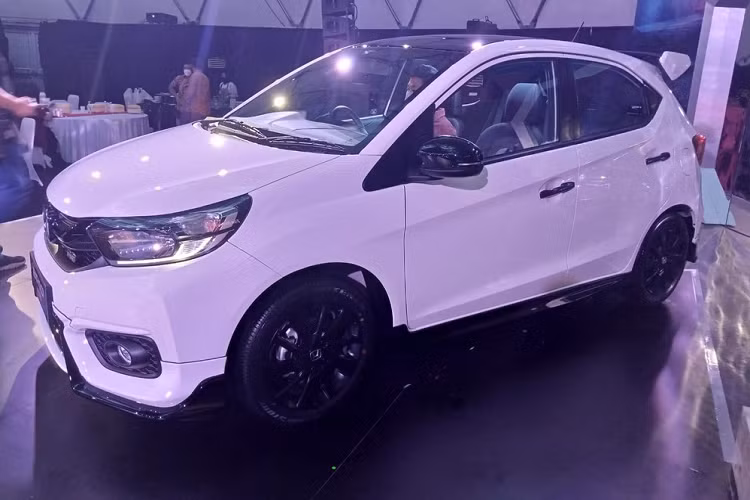 Bên trong Honda Brio RS Urbanite Edition 2022 cũng có màn hình thông tin giải trí dạng cảm ứng 6,2 inch, vô lăng tích hợp phím chức năng và loa tweeter. Thêm vào đó là những trang bị an toàn khá cơ bản như 2 túi khí trước, hệ thống chống bó cứng phanh ABS và phân bổ lực phanh điện tử EBD.