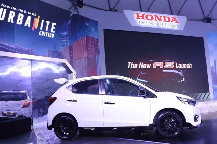 Chưa hết, Honda Brio RS Urbanite Edition 2022 còn được bổ sung bộ vành hợp kim màu đen nhám mới, tăng vẻ ấn tượng cho xe. Đặc điểm nhận diện tiếp theo của xe nằm ở logo "Urbanite" trên cửa cốp sau.