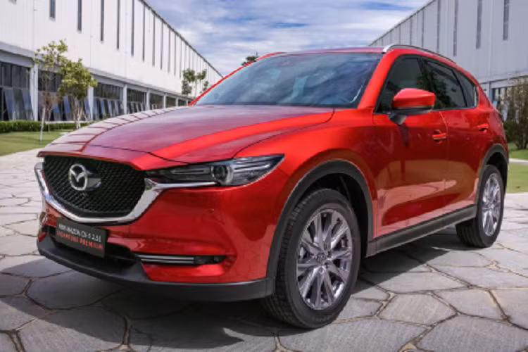 Với Mazda2 và xe bán tải BT-50, khách hàng sẽ được ưu đãi giá cao nhất lên đến 61 triệu đồng, tùy phiên bản. CX-3, CX-30 đang được áp dụng chương trình hỗ trợ 50% phí trước bạ. Các dòng SUV thuộc phân khúc cao hơn như CX-5, CX-8 đang được ưu đãi giá từ 20-40 triệu đồng, tùy phiên bản.