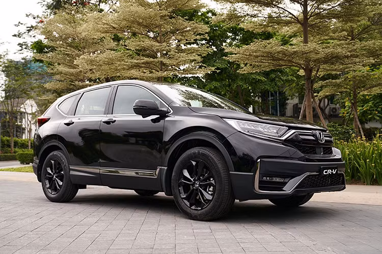 Trong số những hãng xe ôtô tại Việt Nam, Honda là thương hiệu đầu tiên tung ra chương trình ưu đãi 100% phí trước bạ đối với khách hàng mua xe CR-V từ ngày 7 – 31/12. Như vậy, khách hàng khi mua xe sẽ tiết kiệm được khoảng hơn 100 triệu đồng nếu mua Honda CR-V ở thời điểm này.