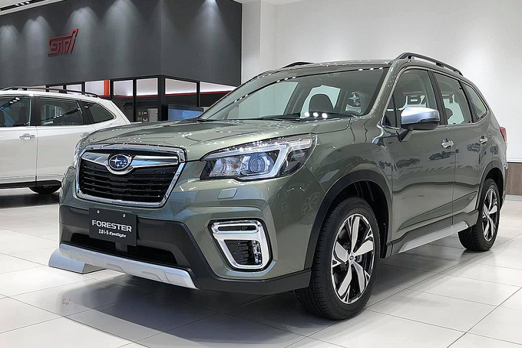 Trong tháng 12, khách mua xe Subaru Forester sẽ tiếp tục được nhận ưu đãi trị giá lên tới hàng trăm triệu đồng. Cụ thể bản 2.0i-L có giá bán ở mức 869 triệu đồng tại các đại lý, thấp hơn 259 triệu đồng so với giá niêm yết. Trong khi đó phiên bản 2.0i-S EyeSight của Subaru Forester giảm 184 triệu đồng, chỉ còn 1,104 tỷ đồng.