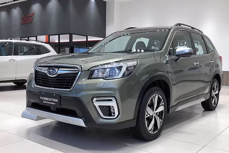 Trong tháng 12, khách mua xe Subaru Forester sẽ tiếp tục được nhận ưu đãi trị giá lên tới hàng trăm triệu đồng. Cụ thể bản 2.0i-L có giá bán ở mức 869 triệu đồng tại các đại lý, thấp hơn 259 triệu đồng so với giá niêm yết. Trong khi đó phiên bản 2.0i-S EyeSight của Subaru Forester giảm 184 triệu đồng, chỉ còn 1,104 tỷ đồng.