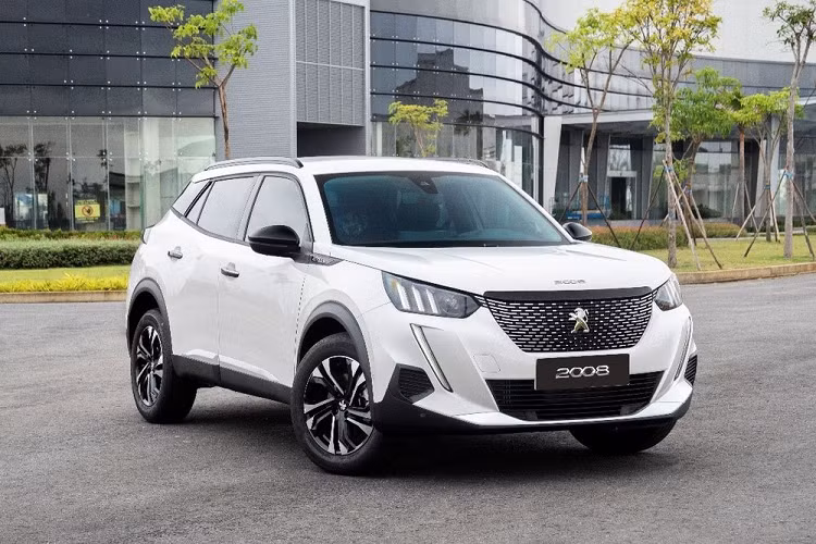 Trong tháng 12, toàn bộ dải sản phẩm xe Peugeot được các đại lý chào bán với mức giảm 22-60 triệu đồng. Cụ thể, Peugeot 2008 giá mới từ 832 triệu đồng (giảm 22 triệu đồng), Peugeot 3008 giá từ 1,039 tỷ đồng (giảm 25-27 triệu đồng), Peugeot 5008 giá từ 1,266 tỷ đồng (giảm 38-39 triệu đồng) và Peugeot Traveller giá từ 1,589 tỷ đồng (giảm 60 triệu đồng).