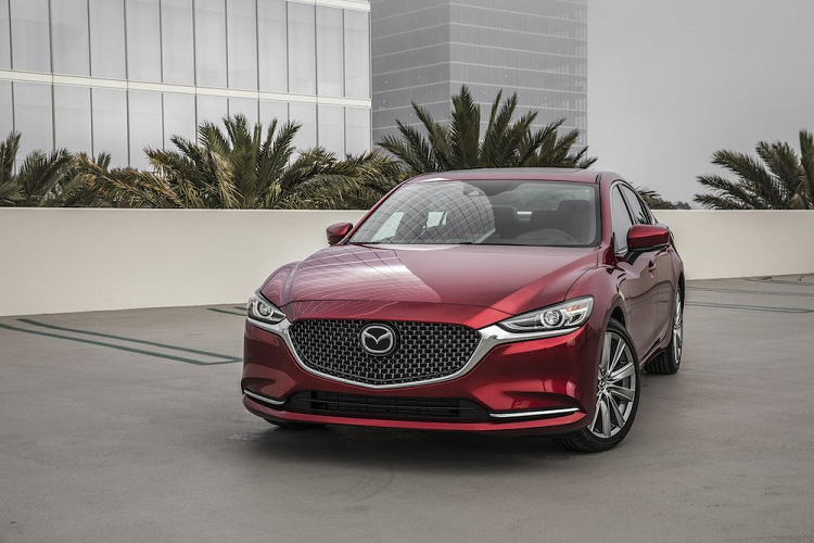 Thương hiệu Mazda cũng đã tung ra các trương trình ưu đãi khá mạnh tay nhằm thu hút khách hàng mua sắm dịp cuối năm. Mazda6 được giảm giá lên tới 110 triệu đồng, tương đương với 100% phí trước bạ.