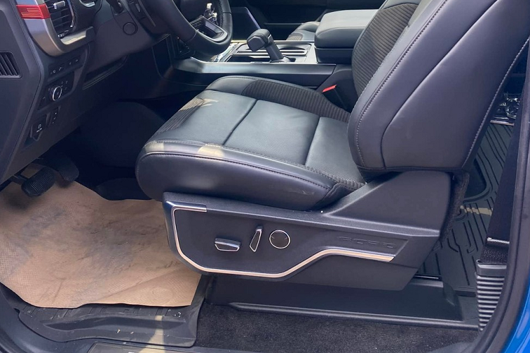 Hãng xe Ford đã lần đầu tiên trong lịch sử trang bị lốp BFGoodrich KO2 có đường kính 35 inch và 37 inch cho siêu bán tải cỡ lớn của mình, với bộ lốp 35 inch Ford F-150 Raptor 2022 mới về Việt Nam sẽ sở hữu chiều cao gầm 305 mm, góc tiếp cận 31 độ, góc thoát tối đa 23,9 độ và góc leo dốc 22,7 độ. Các thông số này sẽ rất ấn tượng khi xe lắp bộ lốp 37 inch với các thông số là 333 mm, góc tiếp cận 33,1 độ, 24,9 độ và 24,4 độ. Hệ thống giảm xóc Fox Live Valve được điều khiển điện tử.