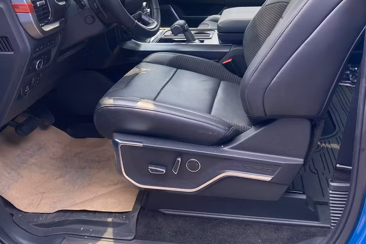 Hãng xe Ford đã lần đầu tiên trong lịch sử trang bị lốp BFGoodrich KO2 có đường kính 35 inch và 37 inch cho siêu bán tải cỡ lớn của mình, với bộ lốp 35 inch Ford F-150 Raptor 2022 mới về Việt Nam sẽ sở hữu chiều cao gầm 305 mm, góc tiếp cận 31 độ, góc thoát tối đa 23,9 độ và góc leo dốc 22,7 độ. Các thông số này sẽ rất ấn tượng khi xe lắp bộ lốp 37 inch với các thông số là 333 mm, góc tiếp cận 33,1 độ, 24,9 độ và 24,4 độ. Hệ thống giảm xóc Fox Live Valve được điều khiển điện tử.