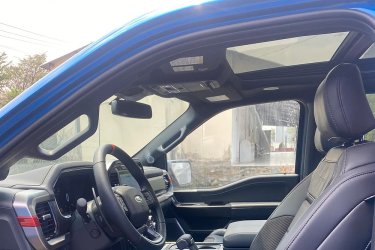 Ford F-150 Raptor thuộc thế hệ mới nên có ngoại hình rất khác biệt so với hàng chục xe Ford F-150 Raptor đang lăn bánh tại dải đất hình chữ S này. Đầu tiên chính là việc nắp ca-pô hoàn toàn mới có thêm những đường gân thể thao và khe gió tản nhiệt mới, ngoài ra, Ford F-150 Raptor thế hệ thứ 3 mới về nước còn có đèn pha mới, lưới tản nhiệt sơn màu đen và cửa thùng sau cải tiến.