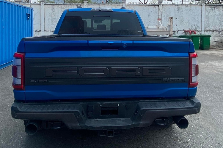 Mới đây nhất, để phục vụ các nhà giàu Việt yêu thích dòng siêu bán tải Ford F-150 Raptor, các công ty nhập khẩu tư nhân đã mang về nước những chiếc xe Ford phiên bản F-150 Raptor thế hệ hoàn toàn mới và hứa hẹn sẽ tạo nên 1 cơn sốt tiếp theo cho thị trường xe bán tải hạng nặng.