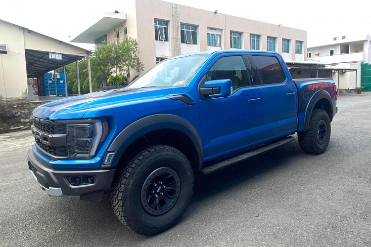 Sau một chiếc xe màu trắng, giới nhập khẩu tư nhân lại khui công xe Ford F-150 Raptor 2022 với tông màu xanh dương quen thuộc của phiên bản Raptor nhà Ford. Giá xe Ford F-150 Raptor 2022 tại Việt Nam hơn 5 tỷ đồng và sẽ cạnh tranh trực tiếp với Ram 1500 Laramie có giá chính hãng từ 5,3 tỷ đồng.