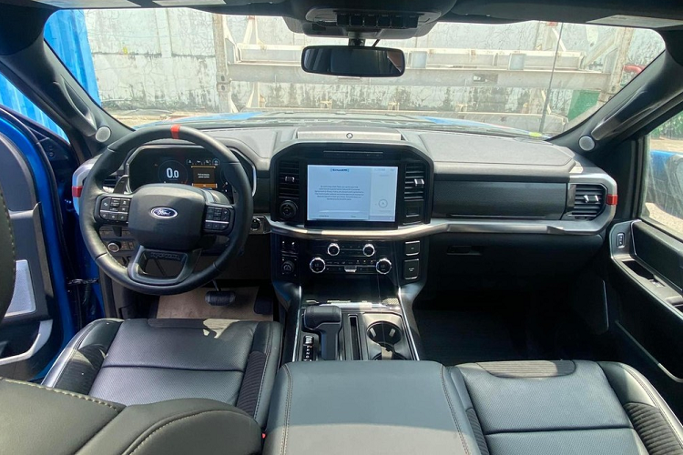 Ford F-150 Raptor 2022 được trang bị cụm cần số có thể gập điện thông qua nút ấn và hệ thống lựa chọn chế độ lái Terrain Management System gồm 7 tính năng như Slippery, Tow/Haul, Sport, Normal, Off-Road, Baja và Rock Crawl.