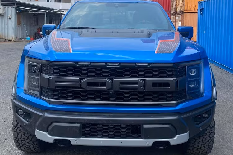 Nhắc đến nhũng dòng xe bán tải hạng nặng tại dải đất hình chữ S này có thể kể đến Ford F-150 Raptor 2022 mới và Ram 1500 Laramie rất được ưa chuộng. Trong khi siêu bán tải của Ram mới được phân phối chính hãng gần nửa năm qua thì Ford F-150 Raptor đã làm mưa làm gió tại Việt Nam trong nhiều năm qua.