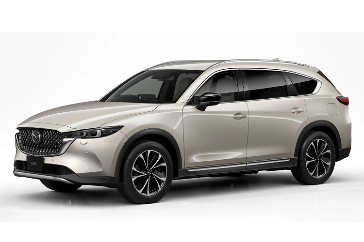 Vòng về phía sau, chúng ta sẽ tiếp tục bắt gặp cụm đèn hậu LED mới với tạo hình 2 chữ "L" nằm ngang bên trong, gợi liên tưởng đến Mazda CX-5 2022. 2 đèn hậu được nối với nhau bằng nẹp mạ crôm nằm vắt ngang trên cửa cốp như trước. Tuy nhiên, nẹp mạ crôm này không ăn sâu vào bên trong đèn hậu như phiên bản cũ.