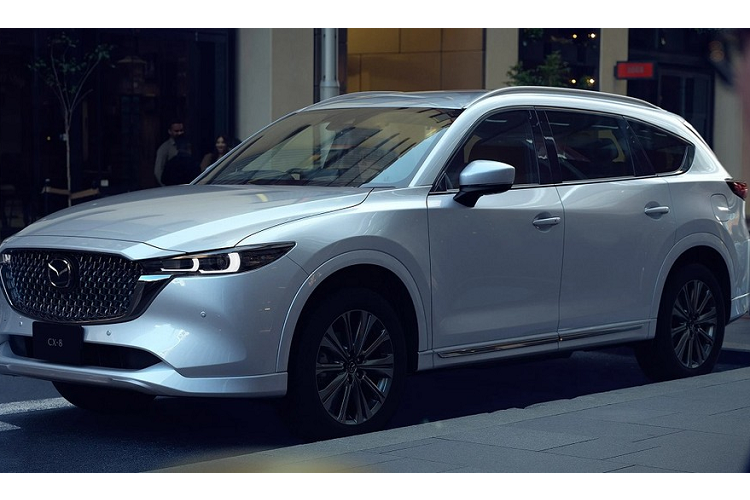 Bước sang phiên bản mới, Mazda CX-8 đã thay đổi đáng kể trong thiết kế ngoại thất, theo phong cách giống người anh em CX-5. Điều này được thể hiện rất rõ qua thiết kế đầu xe của Mazda CX-8 2023 mới. Tại đây, mẫu crossover cỡ trung này được trang bị lưới tản nhiệt nâng cấp với mắt lưới mới và bao quanh bằng viền mạ crôm dày dặn hơn.