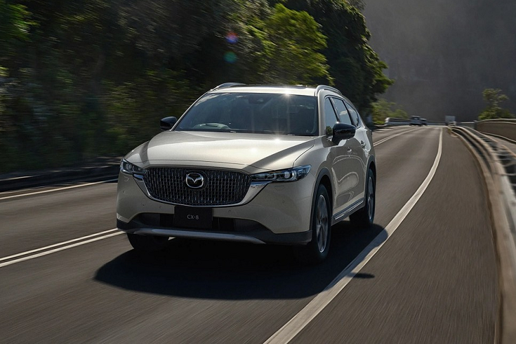 Vào hồi cuối năm ngoái, tại Nhật Bản đã xuất hiện tin đồn về việc Mazda CX-8 bị khai tử, nhường chỗ cho đàn em CX-80. Tuy nhiên, tin đồn này hiện vẫn chưa thành sự thật. Thay vào đó, hãng Mazda còn phát triển phiên bản nâng cấp của dòng crossover cỡ trung này và ra mắt ở thị trường nội địa Nhật Bản.