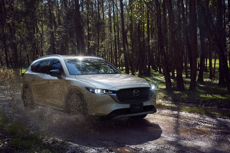 Mẫu SUV này có thêm hệ thống Cruising and Traffic Support, cho phép xe tự tăng tốc, phanh và giữ làn ở tốc độ thấp mà không cần sự can thiệp của người lái. Nằm bên dưới nắp ca-pô của Mazda CX-8 2023 ở thị trường Nhật Bản là 3 tùy chọn động cơ. Thứ nhất là động cơ xăng 4 xi-lanh, tăng áp, dung tích 2.5L với công suất tối đa 230 mã lực và mô-men xoắn cực đại 420 Nm.