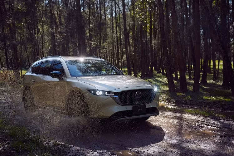 Mẫu SUV này có thêm hệ thống Cruising and Traffic Support, cho phép xe tự tăng tốc, phanh và giữ làn ở tốc độ thấp mà không cần sự can thiệp của người lái. Nằm bên dưới nắp ca-pô của Mazda CX-8 2023 ở thị trường Nhật Bản là 3 tùy chọn động cơ. Thứ nhất là động cơ xăng 4 xi-lanh, tăng áp, dung tích 2.5L với công suất tối đa 230 mã lực và mô-men xoắn cực đại 420 Nm.