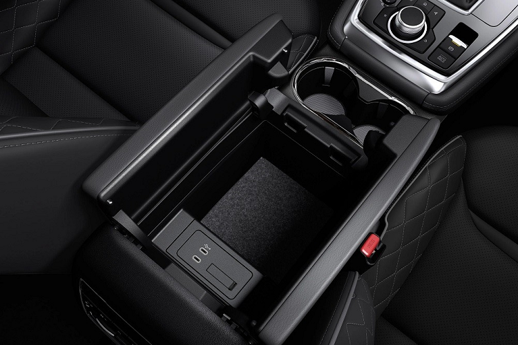 Nếu chi thêm tiền, khách hàng Nhật Bản có thể trang bị đèn pha với công nghệ LED thích ứng tùy chọn cho xe của mình. Cụm đèn pha này đi kèm 20 thành phần chiếu sáng thay vì 12 như trước nhằm tăng tầm nhìn cho người lái vào ban đêm.