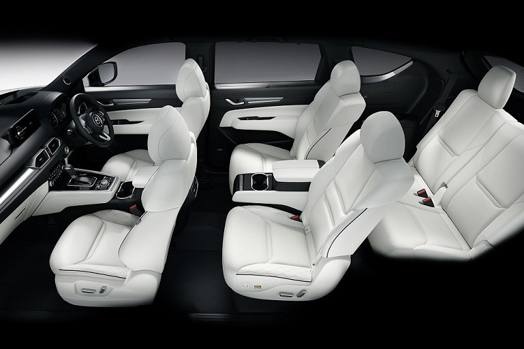 Cao cấp nhất là gói Exclusive Mode, giúp xe được trang bị nẹp trên cản trước, hốc bánh, sườn xe đều sơn cùng màu thân xe. Nội thất của Mazda CX-8 2023 khi đi kèm gói Exclusive Mode sẽ được bọc da Nappa màu trắng hoặc đen.Điểm nhấn tiếp theo của Mazda CX-8 2023 là trang bị an toàn.