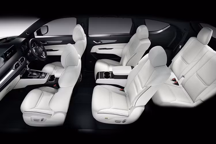 Cao cấp nhất là gói Exclusive Mode, giúp xe được trang bị nẹp trên cản trước, hốc bánh, sườn xe đều sơn cùng màu thân xe. Nội thất của Mazda CX-8 2023 khi đi kèm gói Exclusive Mode sẽ được bọc da Nappa màu trắng hoặc đen.Điểm nhấn tiếp theo của Mazda CX-8 2023 là trang bị an toàn.