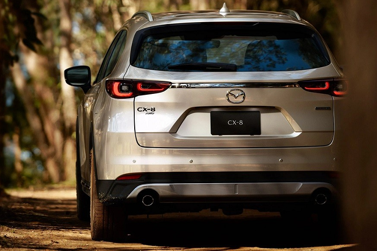 Bên dưới lưới tản nhiệt là cản trước mới với thiết kế đơn giản hơn trước. Cản trước còn đi kèm hốc gió trung tâm mới và tấm ốp gầm giả phía dưới. Tiếp đó là cụm đèn pha LED, tích hợp 2 dải đèn LED định vị ban ngày hình chữ "L" giống hệt với Mazda CX-5 và CX-60.