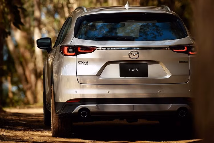 Bên dưới lưới tản nhiệt là cản trước mới với thiết kế đơn giản hơn trước. Cản trước còn đi kèm hốc gió trung tâm mới và tấm ốp gầm giả phía dưới. Tiếp đó là cụm đèn pha LED, tích hợp 2 dải đèn LED định vị ban ngày hình chữ "L" giống hệt với Mazda CX-5 và CX-60.