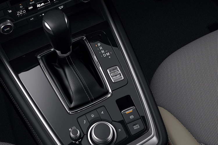 Hai con số tương ứng của động cơ xăng 4 xi-lanh, hút khí tự nhiên, dung tích 2.5L là 190 mã lực và 252 Nm. Thứ ba là động cơ diesel 4 xi-lanh, tăng áp, dung tích 2.2L, tạo ra công suất tối đa 200 mã lực và mô-men xoắn cực đại 450 Nm.