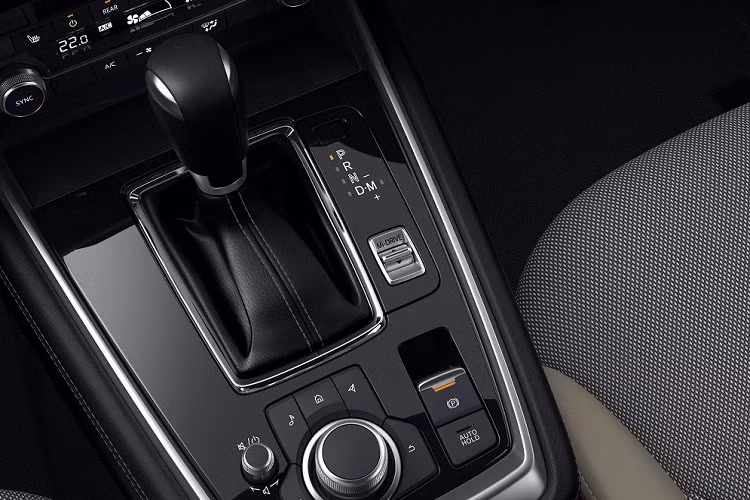 Hai con số tương ứng của động cơ xăng 4 xi-lanh, hút khí tự nhiên, dung tích 2.5L là 190 mã lực và 252 Nm. Thứ ba là động cơ diesel 4 xi-lanh, tăng áp, dung tích 2.2L, tạo ra công suất tối đa 200 mã lực và mô-men xoắn cực đại 450 Nm.