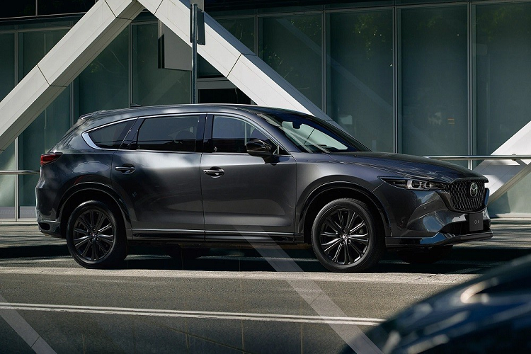 Cả 3 động cơ đều kết hợp với hộp số tự động 6 cấp, hệ dẫn động cầu trước hoặc 4 bánh toàn thời gian. Ngoài ra, xe còn có thêm chế độ lái mới là Off-road. Như vậy, Mazda CX-8 2023 có tổng cộng 3 chế độ lái là Normal, Sport và Off-road. Tại thị trường Nhật Bản, giá xe Mazda CX-8 2023 dao động từ 2.994.200 - 5.058.900 Yên (khoảng 503 - 850 triệu đồng).