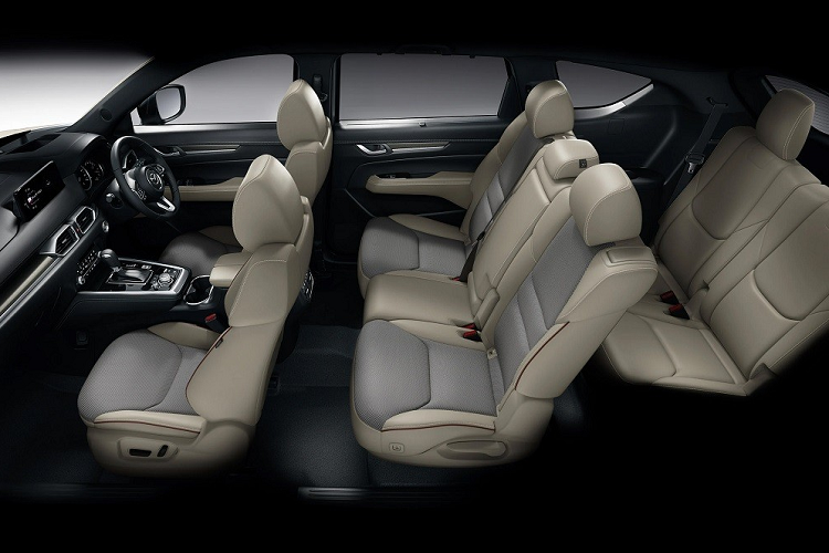 Thêm vào đó là cản sau rộng hơn, tăng vẻ bề thế hơn cho mẫu crossover cỡ trung này. Tương tự cản trước, cản sau cũng có tấm ốp gầm giả mới. Thay đổi còn lại ở ngoại thất của Mazda CX-8 2023 tại thị trường Nhật Bản là màu sơn. Theo đó, xe có 1 màu sơn mới là trắng Rhodium White Premium Metallic.