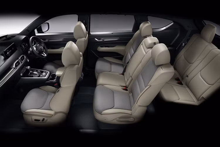 Thêm vào đó là cản sau rộng hơn, tăng vẻ bề thế hơn cho mẫu crossover cỡ trung này. Tương tự cản trước, cản sau cũng có tấm ốp gầm giả mới. Thay đổi còn lại ở ngoại thất của Mazda CX-8 2023 tại thị trường Nhật Bản là màu sơn. Theo đó, xe có 1 màu sơn mới là trắng Rhodium White Premium Metallic.