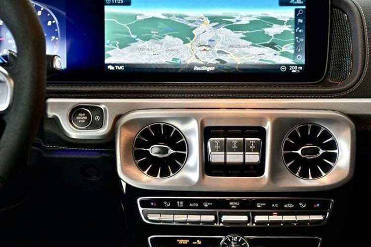 Nội thất xe SUV hạng sang Mercedes-AMG G63 của 9X mới chia sẻ lên mạng vừa tậu về sau 1 năm bị chính hãng "bom hàng" có nội thất màu đỏ-đen. Hiện chưa rõ giá xe Mercedes-AMG G63 của Phương Anh mới mua nhưng trên thị trường xe lướt, những chiếc G63 thế hệ mới đang được giao dịch không dưới 11 tỷ đồng, số tiền này đã bao gồm chi phí lăn bánh, người mua chỉ cần đóng chi phí sang tên cho xe.