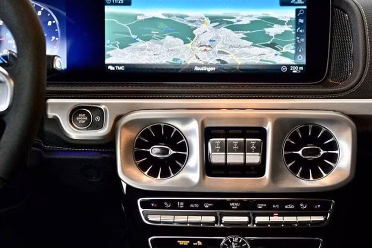 Nội thất xe SUV hạng sang Mercedes-AMG G63 của 9X mới chia sẻ lên mạng vừa tậu về sau 1 năm bị chính hãng "bom hàng" có nội thất màu đỏ-đen. Hiện chưa rõ giá xe Mercedes-AMG G63 của Phương Anh mới mua nhưng trên thị trường xe lướt, những chiếc G63 thế hệ mới đang được giao dịch không dưới 11 tỷ đồng, số tiền này đã bao gồm chi phí lăn bánh, người mua chỉ cần đóng chi phí sang tên cho xe.