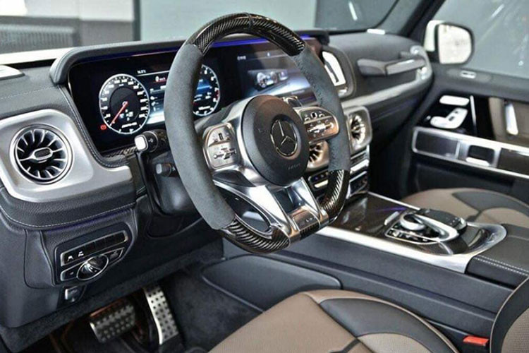 Chiếc SUV hạng sang Mercedes-AMG G63 được Phương Anh chia sẻ mới mua dù không gắn biển số nhưng trên kính chắn gió, góc phải của xe ta có thể thấy xuất hiện tem đăng kiểm, vì thế, nhiều khả năng xe đã có "chứng minh nhân dân", có thể, chủ nhân không muốn tiết lộ biển nên đã tháo ra hoặc đây là xe đã qua sử dụng. Ngoại thất xe màu trắng đi kèm các chi tiết sơn đen bao gồm luôn bộ tem bên hông xe.