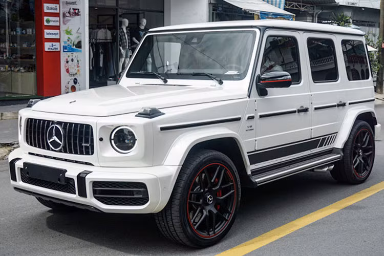 Nội công trên Mercedes-AMG G63 được truyền tới cả 4 bánh thông qua hộp số tự động AMG Speedshift Plus 9 cấp, nhờ đó, dòng xe được mệnh danh là "ông vua địa hình" hay SUV "quốc dân" này có thể tăng tốc từ vị trí xuất phát lên 100 km/h trong 4,5 giây trước khi đạt vận tốc tối đa 220 km/h.