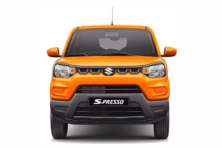 Bên dưới là lưới tản nhiệt và hốc gió trung tâm đều có thiết kế hình thang. Ngoài ra, Suzuki S-Presso còn được trang bị đèn pha Halogen, đặt sát với đèn báo rẽ trong khi đèn sương mù trước nằm ở hai bên lưới tản nhiệt. Đằng sau, Suzuki S-Presso được trang bị đèn hậu hình chữ "C" khá nhỏ. Trong khi đó, đèn phản quang có thiết kế giống đèn sương mù trước.