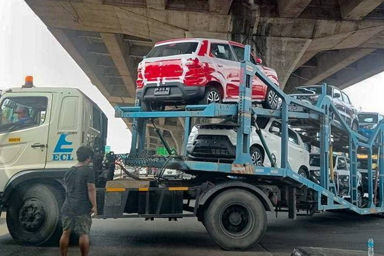 Được phát triển dựa trên cơ sở gầm bệ Heartect, Suzuki S-Presso sở hữu kích thước nhỏ hơn cả những mẫu SUV hạng A như Toyota Raize hay Kia Sonet. Cụ thể, Suzuki S-Presso 2022 mới có chiều dài 3.565 mm, chiều rộng 1.520 mm, chiều cao 1.565 mm và chiều dài cơ sở 2.380 mm. Thêm vào đó là khoảng sáng gầm 180 mm, bán kính vòng quay 4,5 m và trọng lượng dao động từ 750 - 770 kg. Với kích thước này, Suzuki S-Presso là mẫu xe khá phù hợp với những khu vực thành thị đông đúc.