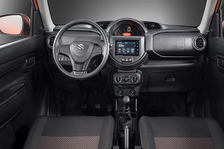 Ngoài ra, Suzuki S-Presso tại Philippines còn đi kèm cửa sổ chỉnh điện, ổ điện 12V, ghế bọc nỉ, hệ thống kết nối Bluetooth, điều hòa chỉnh cơ, cổng USB và khoang hành lý 239 lít nếu ghế sau không gập xuống. Nhìn chung, trang bị nội thất của mẫu SUV cỡ nhỏ này khá cơ bản. Tất nhiên, không thể đòi hỏi nhiều ở một mẫu xe giá rẻ như thế này.