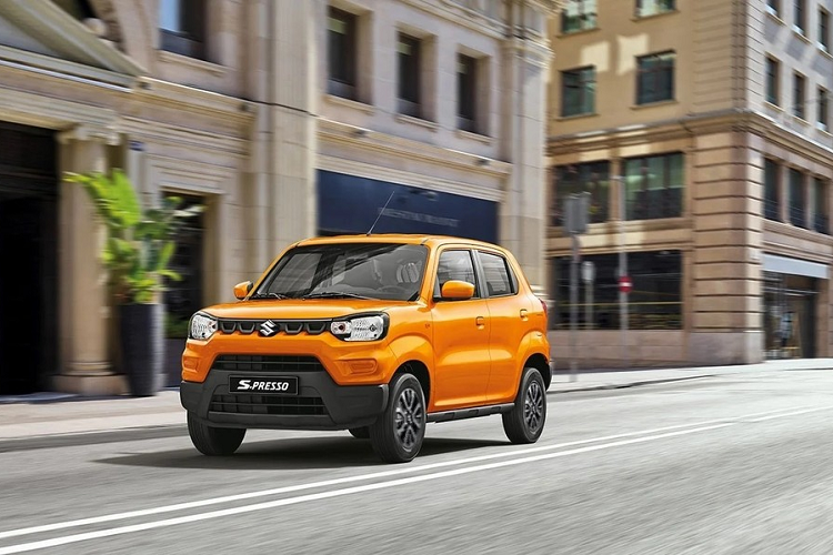 Tuy có kích thước nhỏ bé nhưng Suzuki S-Presso lại được thiết kế theo phong cách mạnh mẽ và rắn rỏi. Theo Suzuki, cảm hứng thiết kế S-Presso bắt nguồn từ những mẫu SUV biểu tượng của hãng. Nằm giữa đầu xe là logo Suzuki mạ crôm, được bao quanh bằng 4 ô hình chữ "U" để trang trí