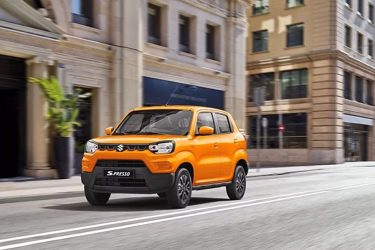 Tuy có kích thước nhỏ bé nhưng Suzuki S-Presso lại được thiết kế theo phong cách mạnh mẽ và rắn rỏi. Theo Suzuki, cảm hứng thiết kế S-Presso bắt nguồn từ những mẫu SUV biểu tượng của hãng. Nằm giữa đầu xe là logo Suzuki mạ crôm, được bao quanh bằng 4 ô hình chữ "U" để trang trí