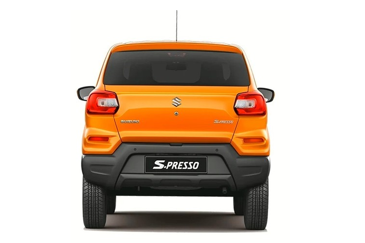 Tương tự cản trước, cản sau của xe cũng không được sơn màu, mang đến cảm giác khá cứng cáp. Điểm nhấn ngoại thất còn lại của Suzuki S-Presso là bộ vành hợp kim 14 inch với thiết kế 12 chấu. Hiện chưa có ảnh chụp nội thất của Suzuki S-Presso tại Indonesia. Trong khi đó, tại Philippines, mẫu SUV này được trang bị nội thất 5 chỗ ngồi với những trang bị đáng chú ý như bảng đồng hồ kỹ thuật số nằm giữa mặt táp-lô, ngay bên trên màn hình thông tin giải trí dạng cảm ứng 7 inch, gợi liên tưởng đến xe Mini. Nằm hai bên bảng đồng hồ là cửa gió điều hòa trung tâm.