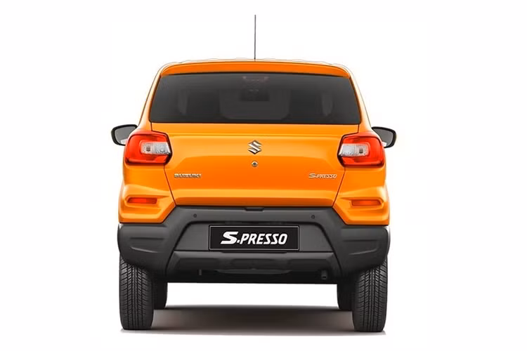 Tương tự cản trước, cản sau của xe cũng không được sơn màu, mang đến cảm giác khá cứng cáp. Điểm nhấn ngoại thất còn lại của Suzuki S-Presso là bộ vành hợp kim 14 inch với thiết kế 12 chấu. Hiện chưa có ảnh chụp nội thất của Suzuki S-Presso tại Indonesia. Trong khi đó, tại Philippines, mẫu SUV này được trang bị nội thất 5 chỗ ngồi với những trang bị đáng chú ý như bảng đồng hồ kỹ thuật số nằm giữa mặt táp-lô, ngay bên trên màn hình thông tin giải trí dạng cảm ứng 7 inch, gợi liên tưởng đến xe Mini. Nằm hai bên bảng đồng hồ là cửa gió điều hòa trung tâm.