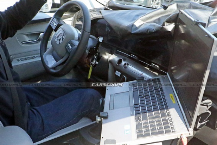 Bên trong cabin, Hyundai Kona Kona Electric mới sẽ có thiết kế tương tự như xe sang với cụm đồng hồ đo kỹ thuật số và màn hình cảm ứng thông tin giải trí lớn được tích hợp trên cùng một bảng điều khiển (khoảng 12,3 inch). Ngoài ra, trên bảng táp-lô còn có sự xuất hiện của những điểm nhấn trang trí bằng kim loại, cửa gió điều hòa thiết kế thanh mảnh.