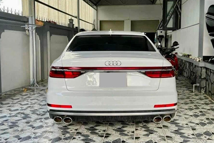 Cũng chính vì thế mà thông tin rao bán chiếc xe sang hiệu suất cao của Audi S8 mới tại Việt Nam đã ngay lập tức nhận được sự quan tâm của giới chơi xe trong nước.