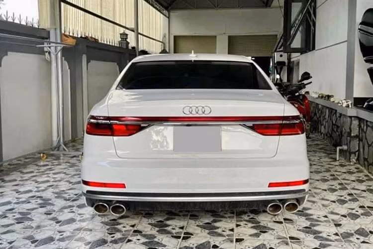 Cũng chính vì thế mà thông tin rao bán chiếc xe sang hiệu suất cao của Audi S8 mới tại Việt Nam đã ngay lập tức nhận được sự quan tâm của giới chơi xe trong nước.