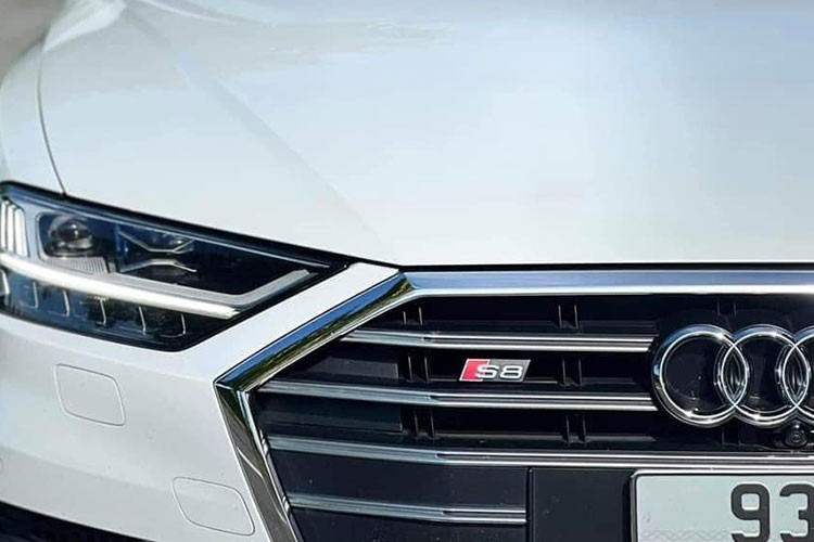 Thông tin rao bán cho thấy, chiếc xe Audi S8 thế hệ thứ 4 đã qua sử dụng này đang được đưa ra khoảng gần 10 tỷ đồng, hiện số đồng hồ công tơ mét của chiếc xe sang hiệu suất cao đỉnh nhất nhà Audi là 18.213 km, được ghi nhận vào ngày 18/8/2022.